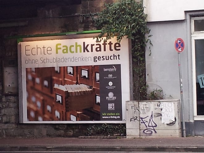 Mitarbeitersuche: Echte Fachkräfte ohne Schubladendenken gesucht - Plakat in Bielefeld