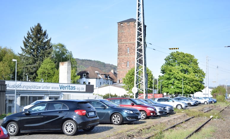 Ausbildungs-Banner an der Fassade der Veritas AG direkt an den Bahngleisen in Gelnhausen